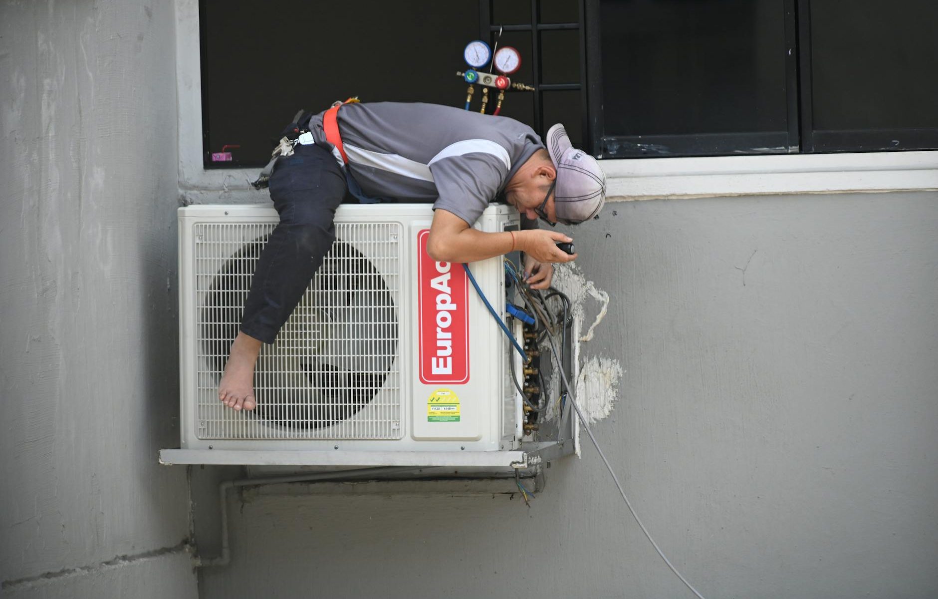 aircond keluar angin panas — Sahabat Aircond servis aircond profesional Malaysia